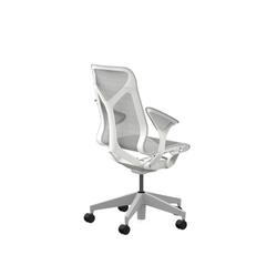 Кресло Herman Miller Cosm, средняя спинка, цвет Mineral, подлокотники «лепестки» (Leaf)