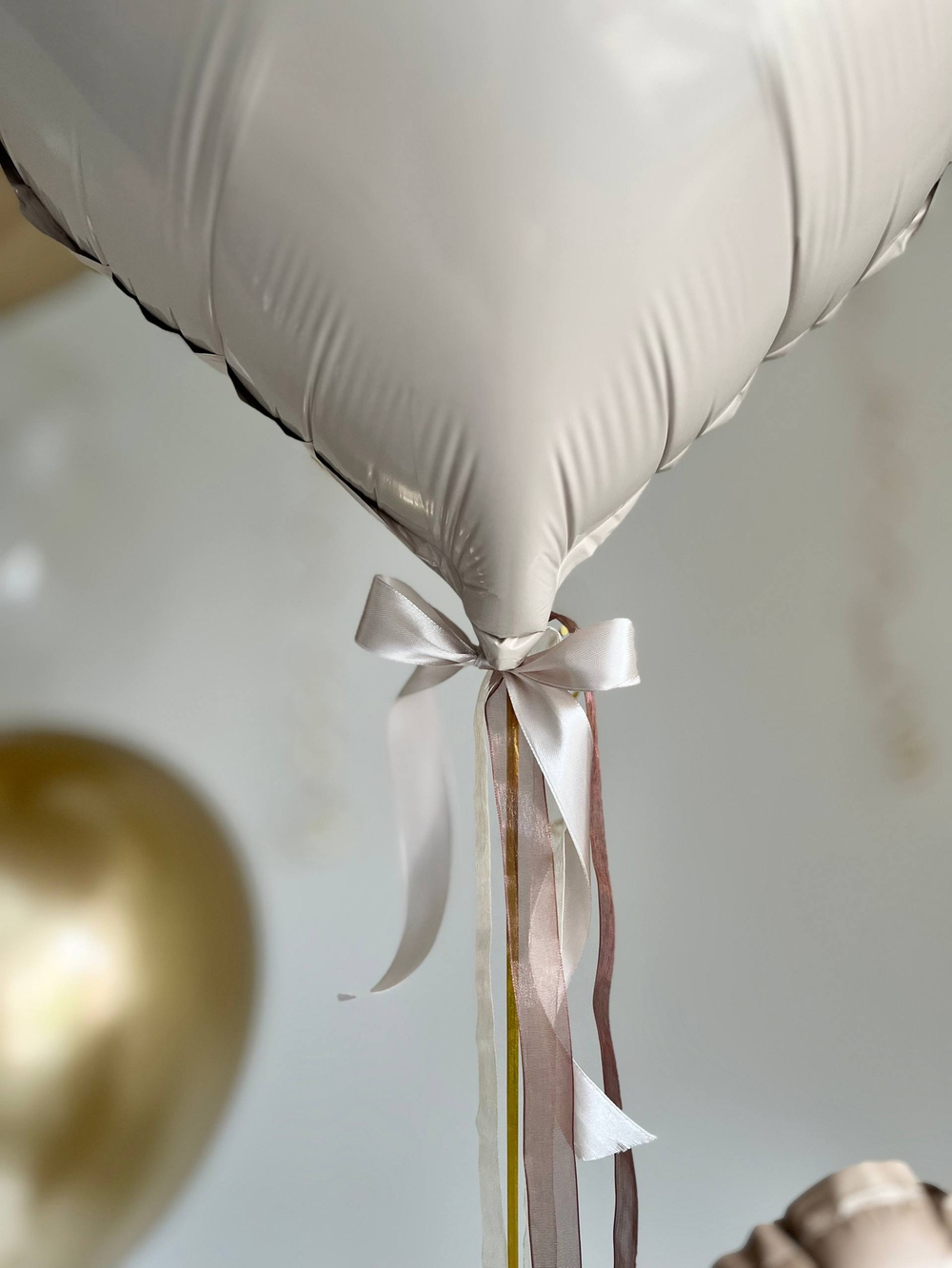 Воздушные шары стильные на выписку из роддома сына песок/золото №3720