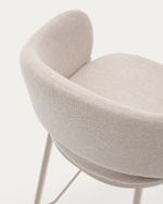 Полубарный стул Maina из бежевой шенилли и ножками в бежевой отделке, 65 см