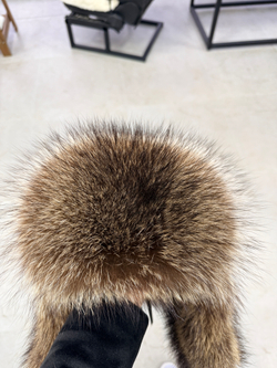 Шапка из натурального меха енота