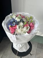 Букет сборный из гортензии, кустовых пионовидных роз, маттиолы и хелеборуса