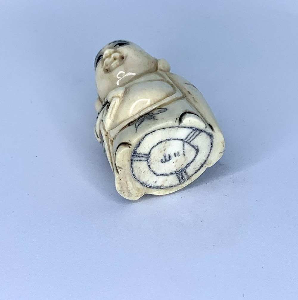 Нэцкэ Хотей с волшебным музыкальным инструментом