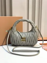 Сумка-хобо Miu Miu Wander matelassé nappa, жемчужный серый