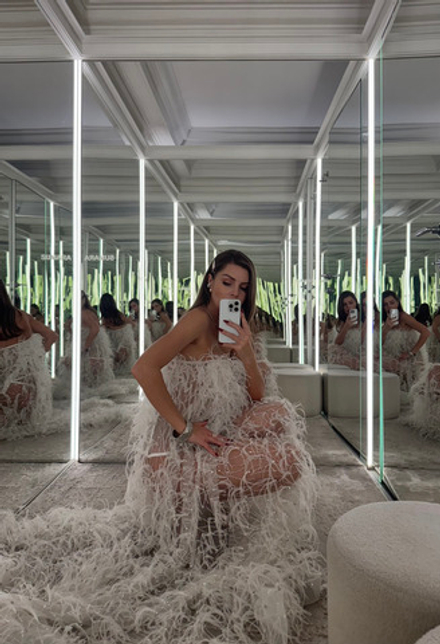 Платье макси вечернее с перьями