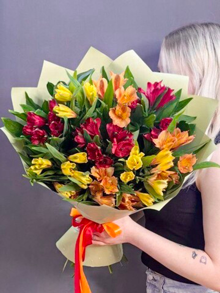 Букет из 9 разноцветных альстромерий