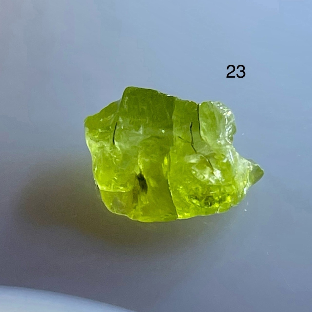 47207 Хризолит необработанный кристалл 9-13мм--26
