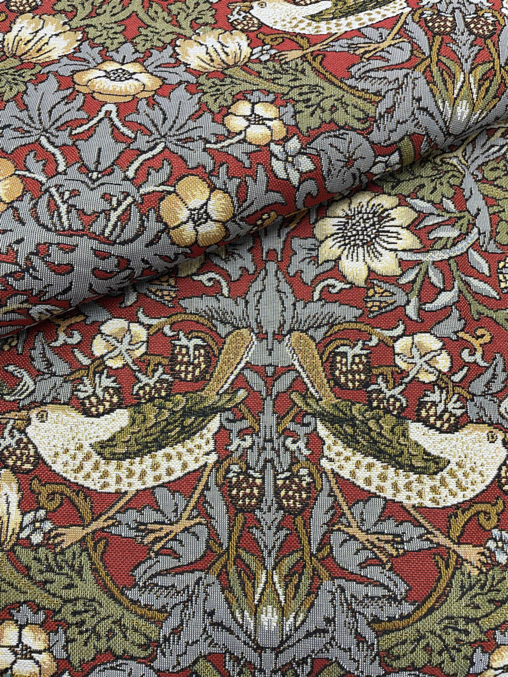 Гобеленовая ткань Воришки красный фон ширина 175 см