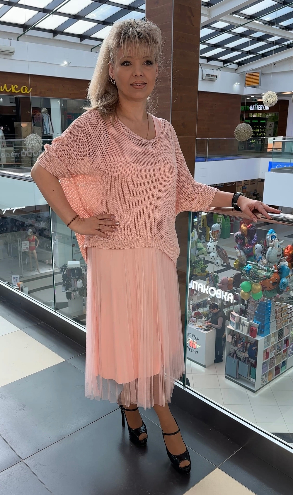 Нарядное двойное платье в пудрово-персиковом цвете