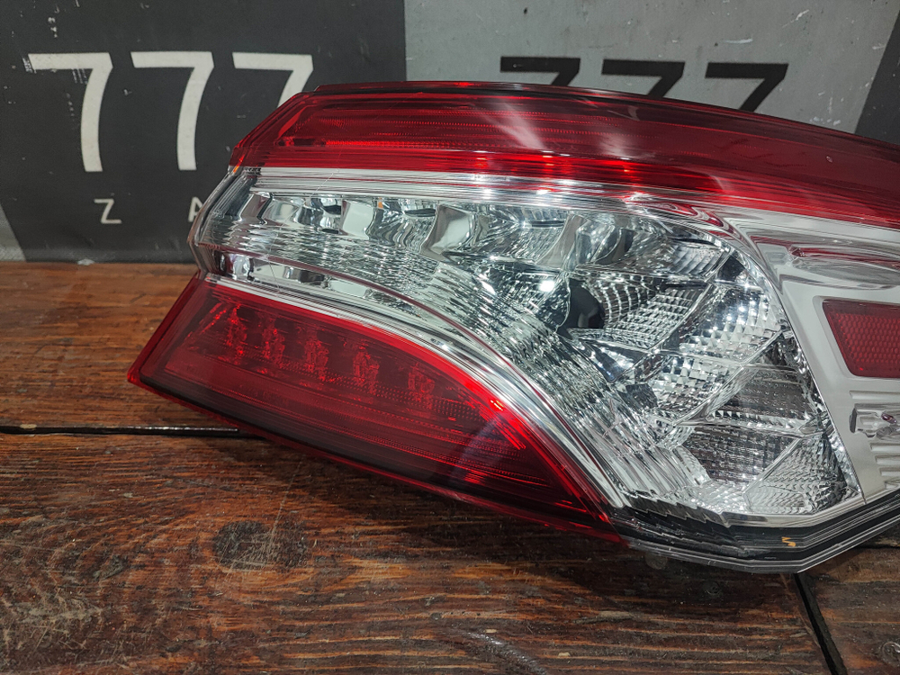 Фонарь пpавый LED Toyota Camry 70 USA 17-нв Б/У Оригинал 8155006730
