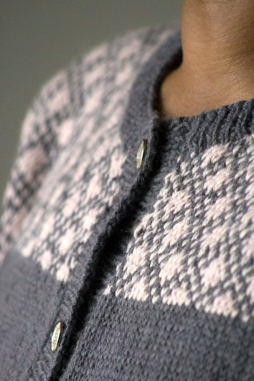 Описание по вязанию кардигана спицами "Belli"