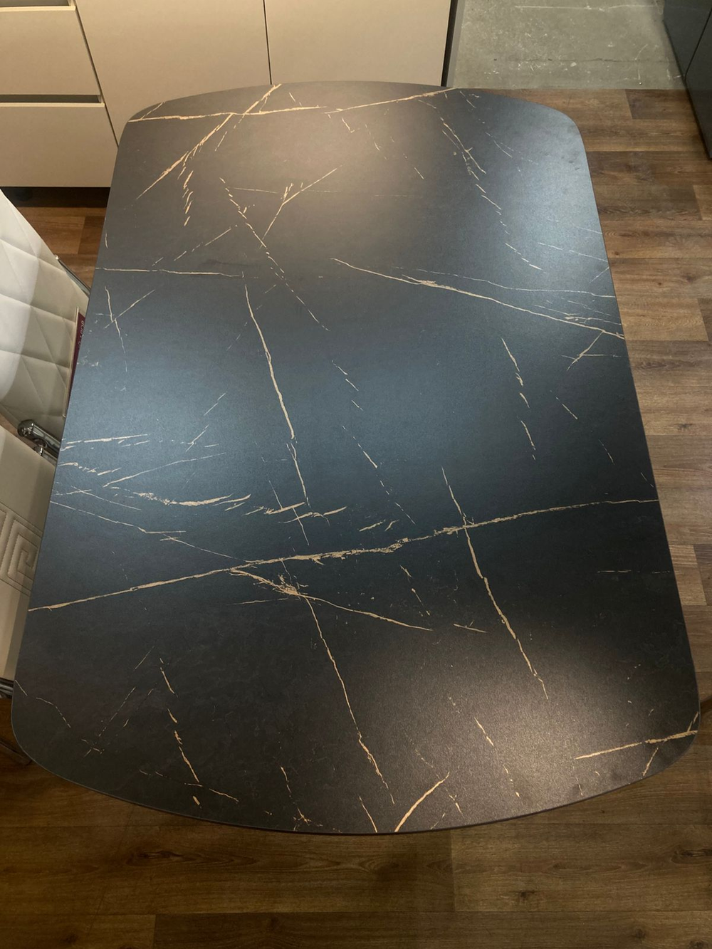 Стол неразд Пластиковый подстолье прямое хром Царг.пояс венге Ст-ца каспий черное золото (венге)