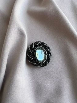 Большая декоративная пуговица-брошь с биссером и стразами