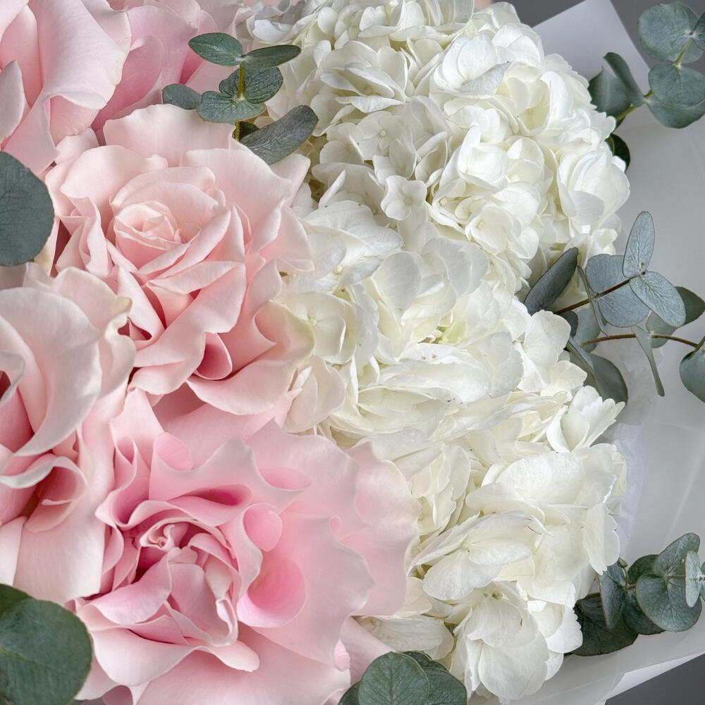 Нежный букет французская роза, гортензия и эвкалипт