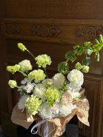 Цветочная композиция в коробке в бело-зеленых оттенках