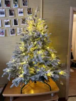 Заснеженная елка с гирляндой «Престиж» (Литая хвоя) 120 см / 1,2 м