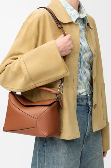 Loewe Маленькая сумка Puzzle Edge из классической телячьей кожи, коричневый