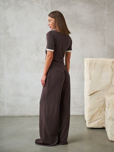 Трикотажный шоколадный костюм с асимметричным топом