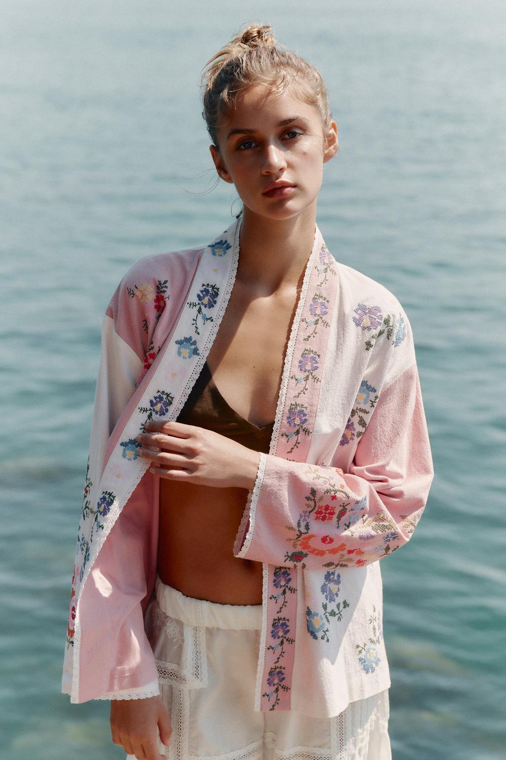 ZARA ХЛОПКОВЫЙ КАФТАН С ЦВЕТОЧНОЙ ВЫШИВКОЙ, РОЗОВЫЙ