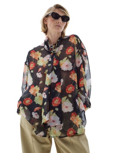 Шифоновая блузка в цветах с воротником-аскот