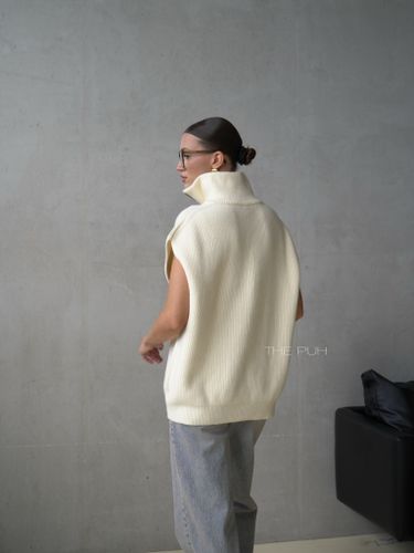 Молочный вязаный жилет на молнии