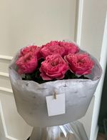 Авторский букет моно из розы яркого оттенка