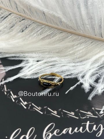 Кольцо золотистое с черным камнем и стразами