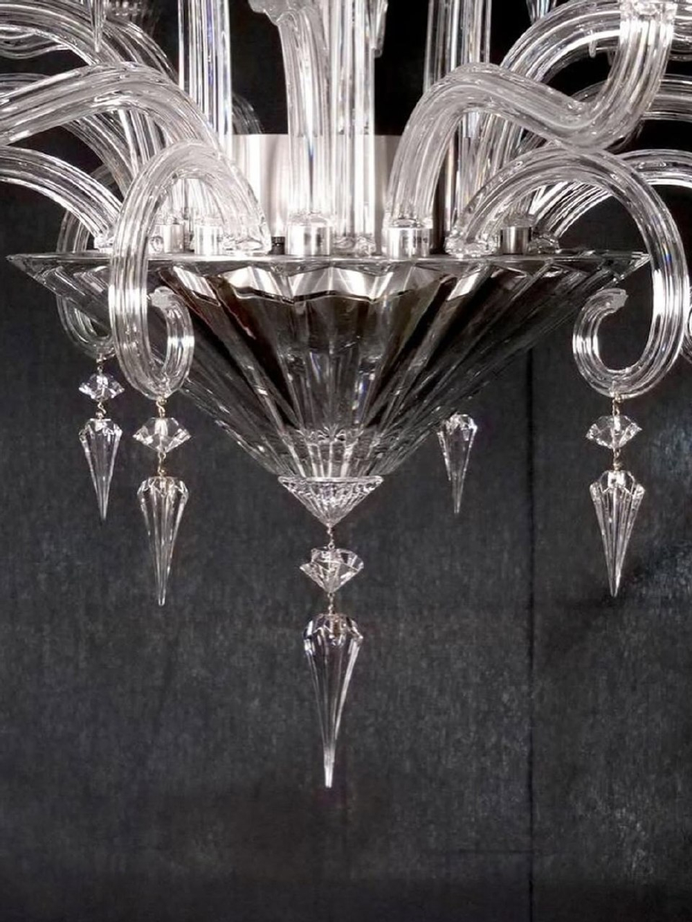 Элегантная хрустальная люстра Baccarat