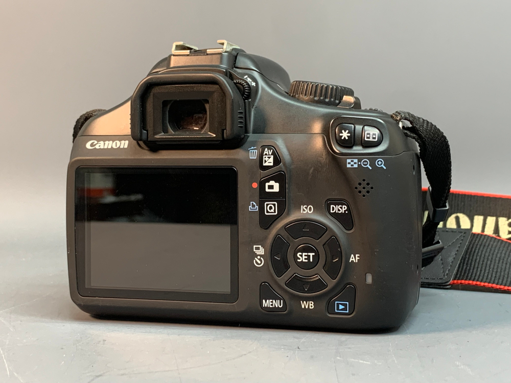 Canon 1100D Kit 18-55mm 3.5-5.6 IS II 4.000 кадров