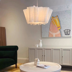 Лаконичный подвесной светильник с мягким текстильным абажуром и теплым рассеянным светом.