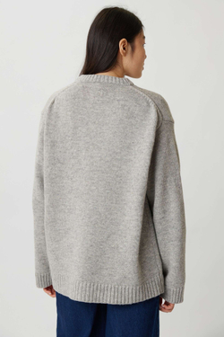 Свитер из шерсти светло-серого цвета