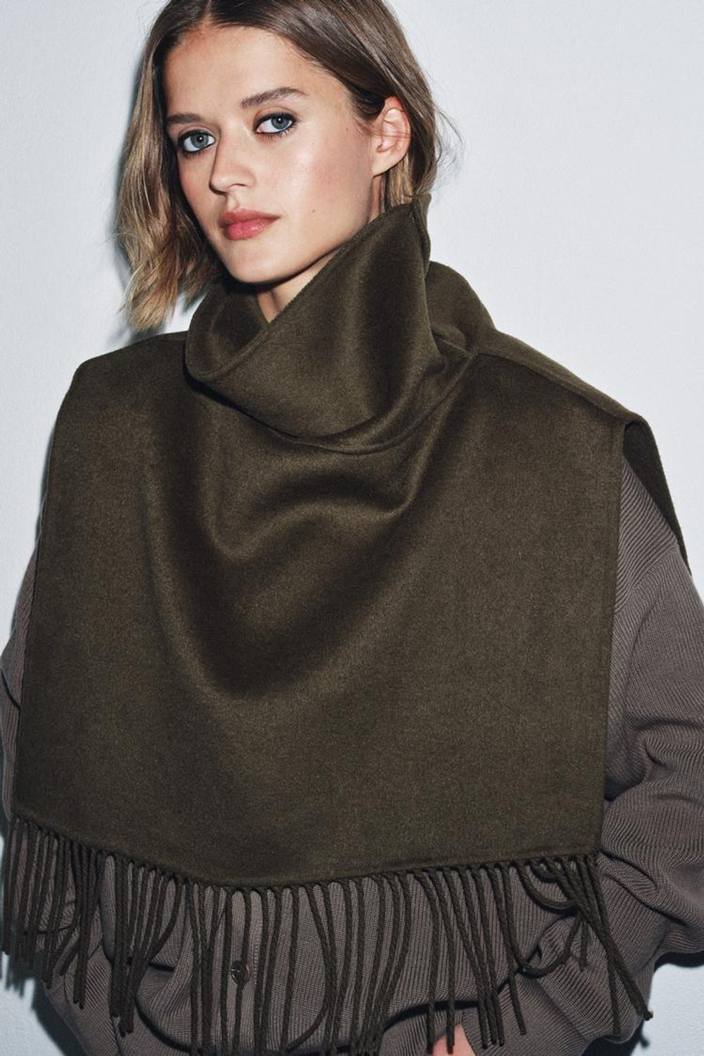 ZARA КОРОТКАЯ НАКИДКА ИЗ ШЕРСТИ С БАХРОМОЙ, ХАКИ