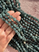 Нить бусин из тонированного кварца 8-8,5мм (галтовка)