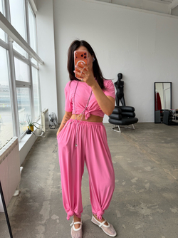 Костюм с силуэтной футболкой в ярко-розовом цвете