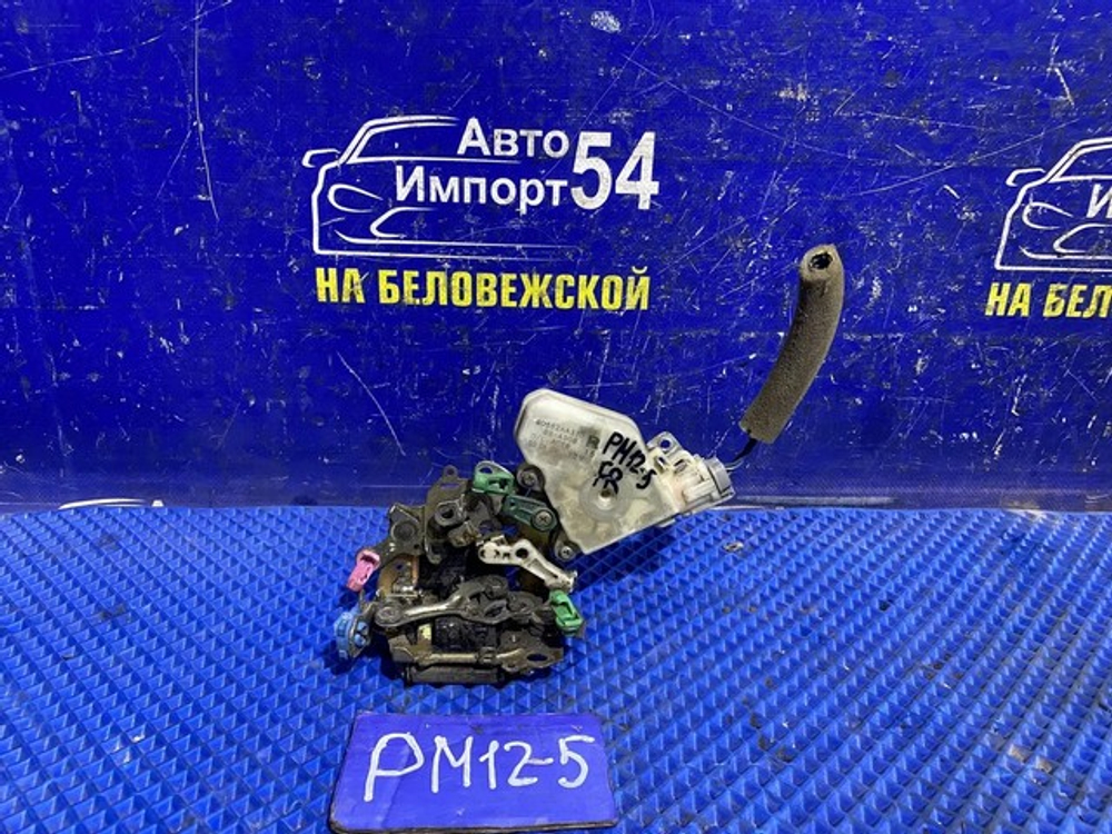 Замок двери передней правой NISSAN LIBERTY 1999