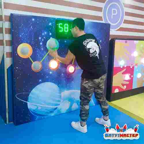 Интерактивная игровая стена «Звёздный бой», с кнопками-планетами и табло счёта