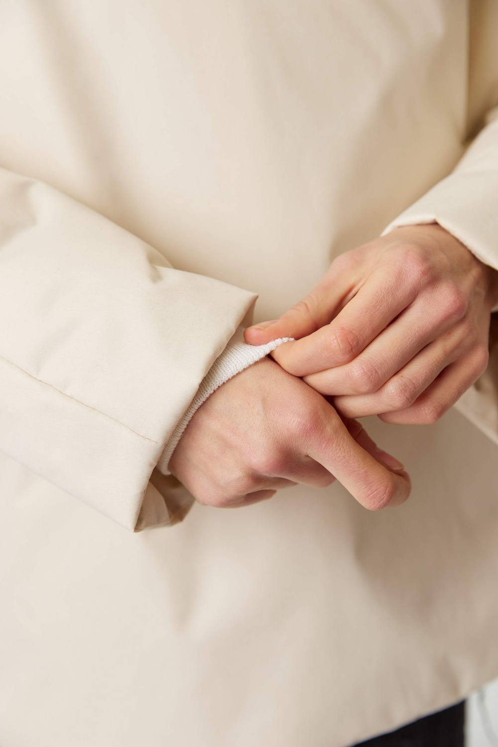 Зимняя куртка на запах из молочной бархатистой мембраны