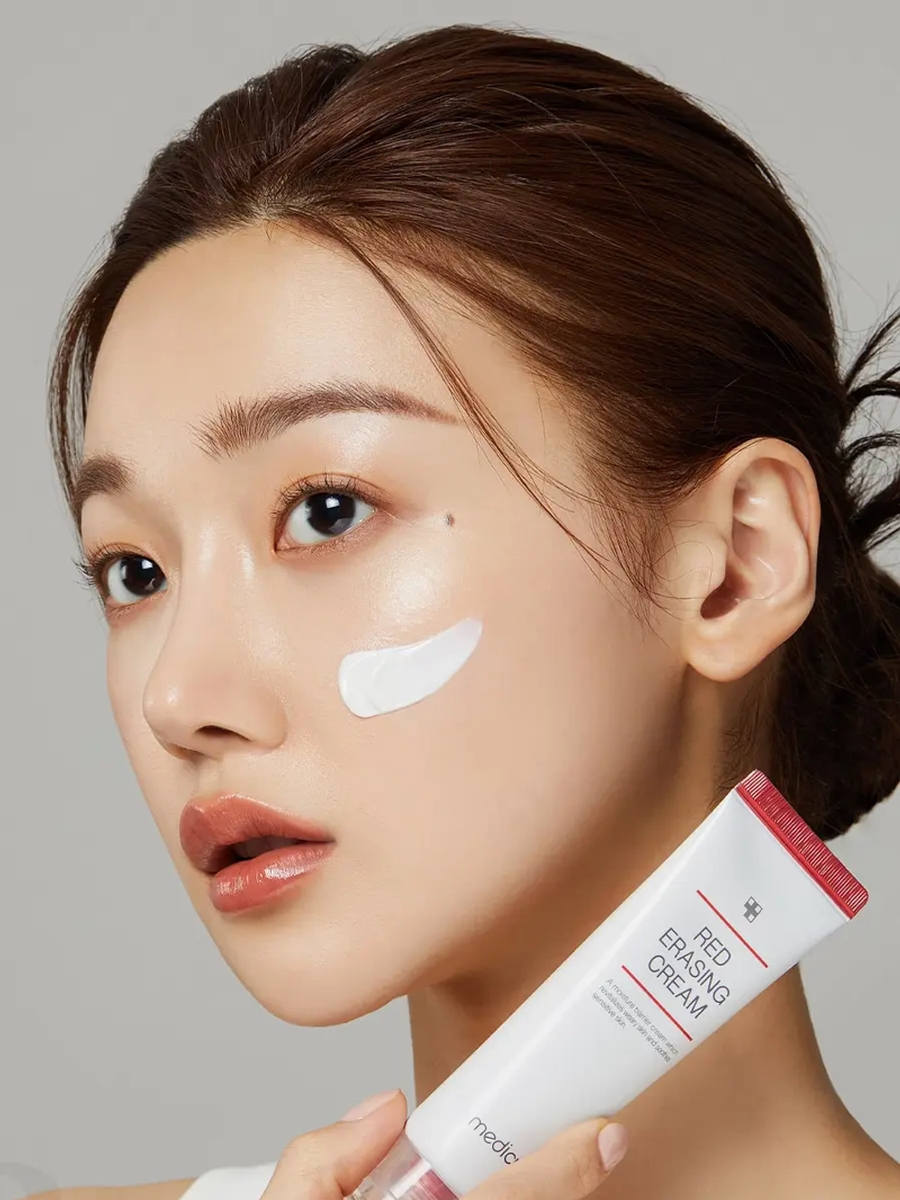 Medicube Увлажняющий крем с ниацинамидом и пантенолом для осветления пигментации Red Erasing Cream 50 мл