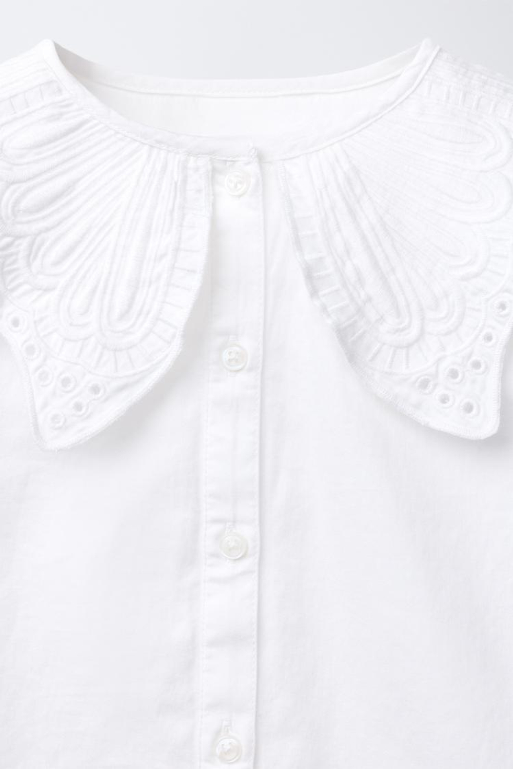 ZARA РУБАШКА С ВЫШИВКОЙ НА ВОРОТНИКЕ, БЕЛЫЙ