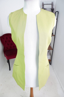 Жилетка Alexandra Kazakova красивого оттенка, визуально на 44 размер