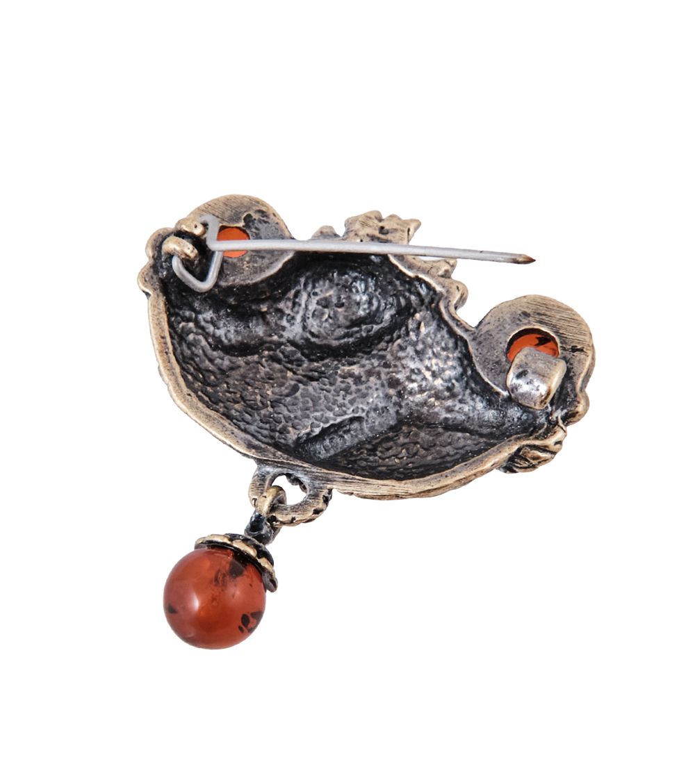 AM-3977 Брошь «Котенок Сюрприз» (латунь, янтарь)