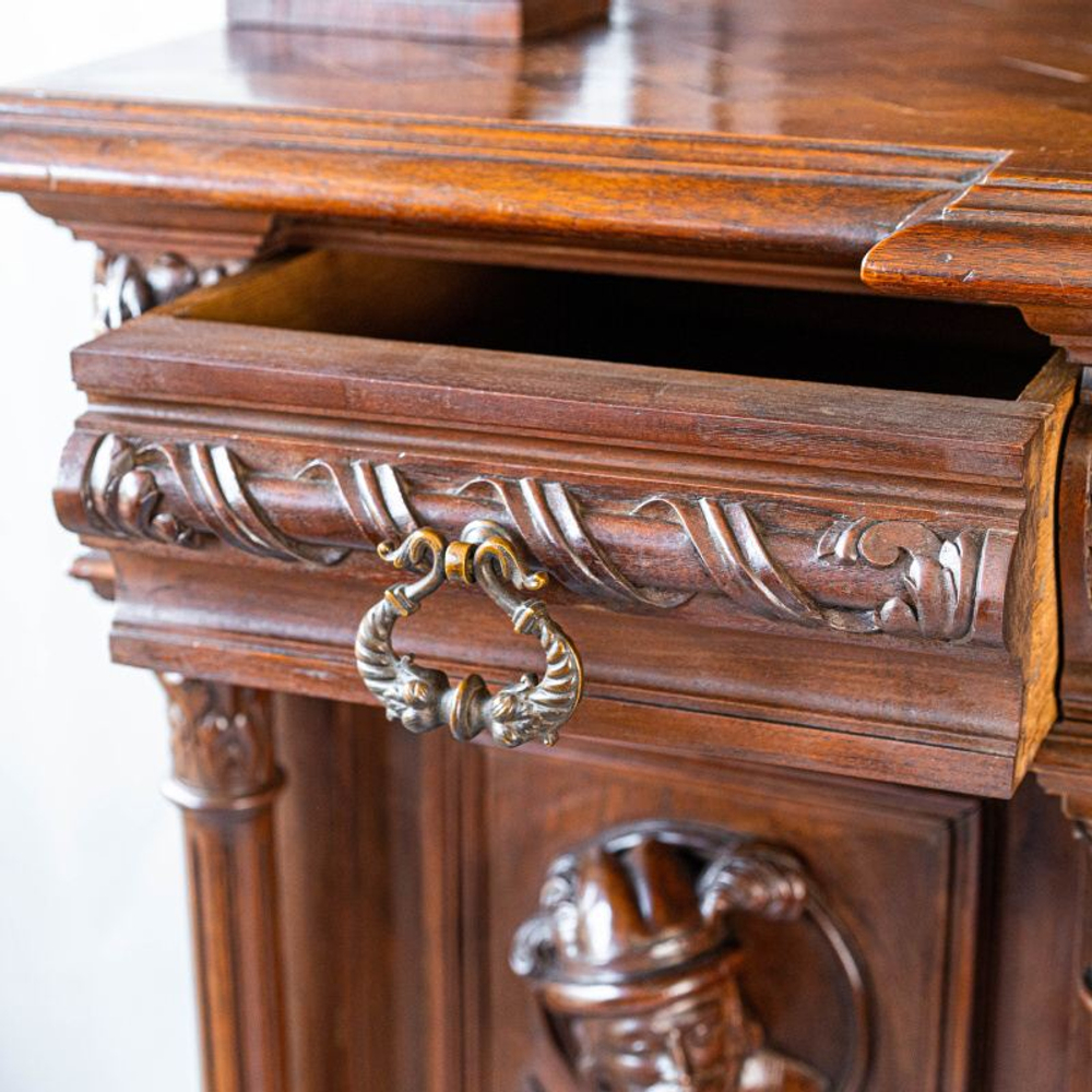 Буфет с рыцарской тематикой в стиле Генриха II