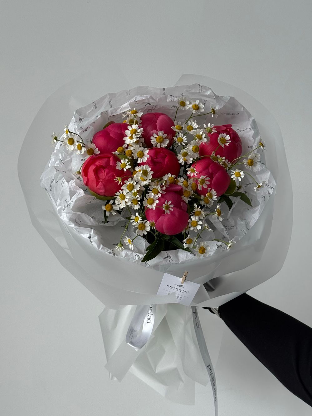 Букет из пионов сорта Корал Шарм и ромашки