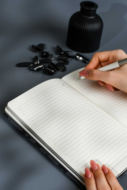 Ежедневник недатированный ESCALADA, А5, 160 л., арт. 70666/ 15 ВИНЧЕНЦО СЕРЫЙ (кожзам: 125x211 мм, твёрдый переплёт, материал обложки: искусственная кожа "Винченцо"; способ крепления блока: ниткошвейный; декор: блинтовое тиснение, металлический шильд