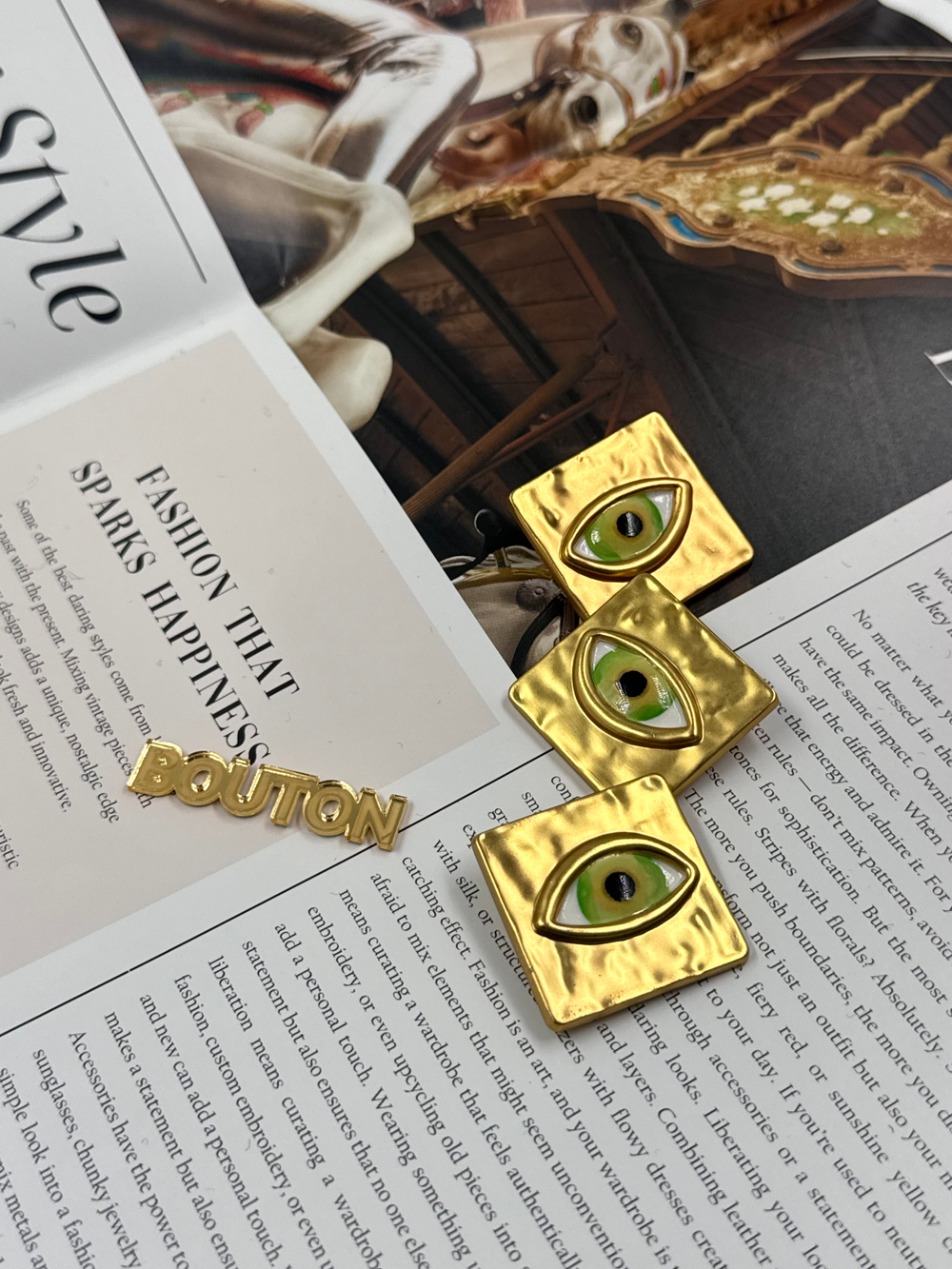 Пуговицы Скиап. золотистые квадратные с объемным желто-зеленым глазом