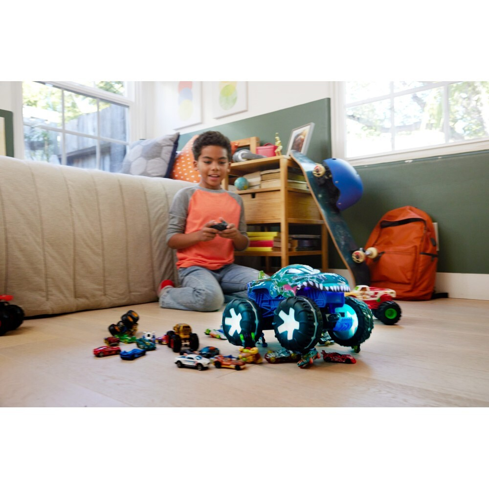 Hot Wheels - Монстр-трак на дистанционном управлении Mega-Wrex Alive 1:15 Light & Sound JBD90 / артикул   JBD90  / GTIN 194735258246