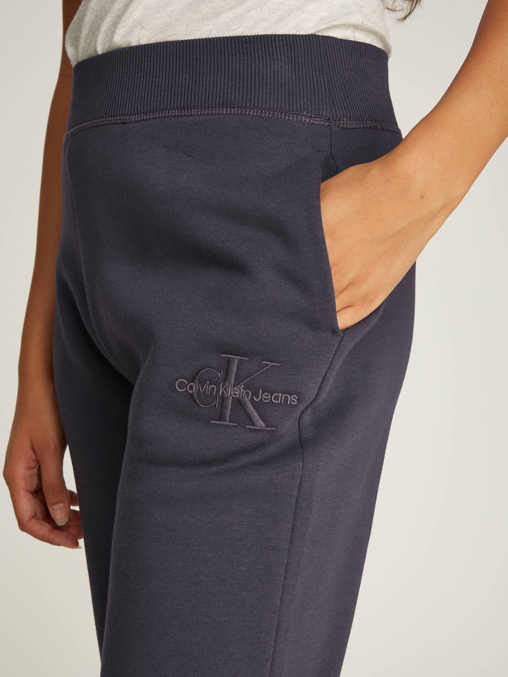 Спортивные штаны CALVIN KLEIN JEANS - графитовый(J20J223590)