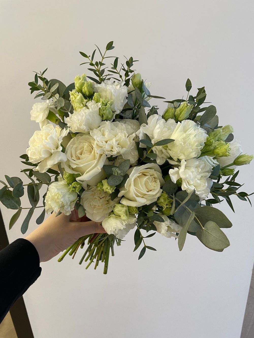 Свадебный букет из одноголовых роз, диантусов, лизиантуса и эвкалипта