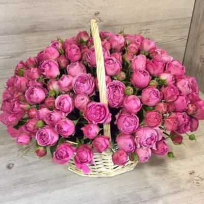 Корзина с пионовидными розами