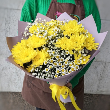 Букет из кустовых хризантем сорта "BALTICA YELLOW", ромашками и гипсофилой