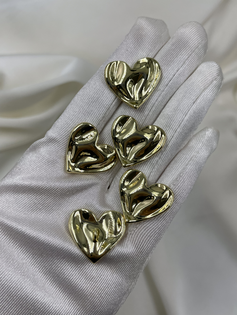 Пуговицы золотистые (лимонное золото) в форме сердца эффект мятым металл